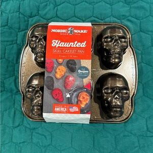 Nordic Ware skull cakelet pan NWT